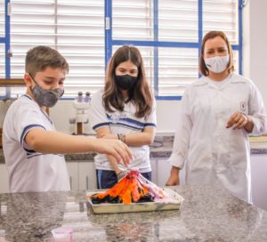 Alunos confeccionam Vulcão em aula no laboratório