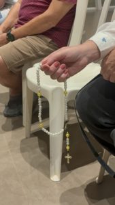 rezando o terço em família (2) (1)